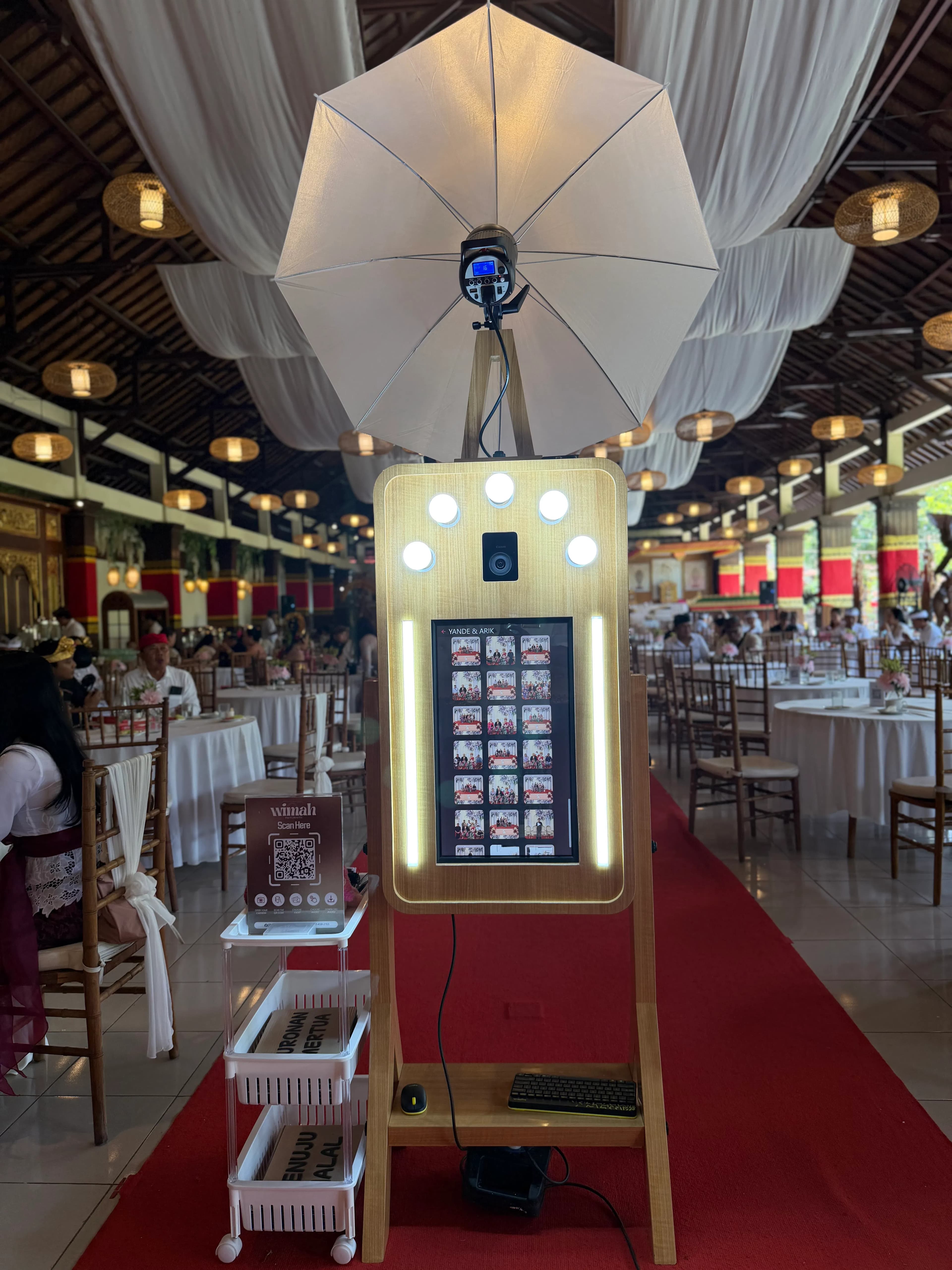 Photobooth vs Mingle Booth: Mana yang Cocok untuk Acara Kamu?
